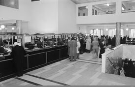 Fra ekspedisjonsallen i andre etasje, med trappen fra inngangen til høyre. Foto: Wilhelm Råger/Oslo Museum (1952).