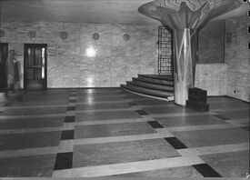 Fra inngangshallen, med den store pilz-søylen og trappen opp til ekspedisjonen. Foto: Leif Krohn Ørnelund/Oslo Museum (1950).