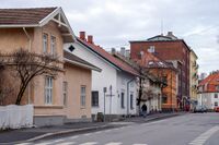 Geitmyrsveien utgjør Valleløkkens østgrense. Flere av husene langs veien tilhører Frølichbyen. Foto: Leif-Harald Ruud (2007).