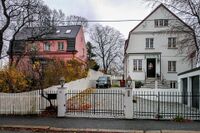 Klassiske byvillaer eller «townhouses» på Valleløkken, oppført 1916, arkitekt Erling Nielsen. Foto: Leif-Harald Ruud (2014).