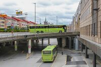 Bussterminalen har plattformer på begge sider av Nylandsveien. Foto: Leif-Harald Ruud (2024).