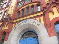 Kristiania katedralskole, her: inngangspartiet (1899–1902) Foto: Stig Rune Pedersen (2012).