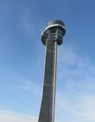 Tårnet ved Oslo lufthavn er 91 meter høyt. Foto: Stig Rune Pedersen