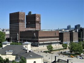 Oslo rådhus sett fra fra Aker Brygge med klokketårnet øverst på østre tårn. Foto: Stig Rune Pedersen (2006)