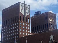 Rådhuset feiret sitt offisielle 75-årsjubileum i 2025, noe som ble markert med et stort banner på vestre tårn. Foto: Stig Rune Pedersen