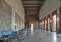 Det 31 meter lange Festgalleriet sett mot øst med muralmaleriet «Fiske og Jordbruk» og takdekorasjoner utført av Axel Revold. Foto: Jean-Pierre Dalbéra (2010).