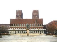 23. Oslo rådhus sett fra Rådhusplassen 2008.jpg