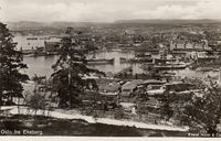 I bakgrunnen til høyre på dette postkortet fra 1933 ses Havnelageret. Foto: Stig Rune Pedersen