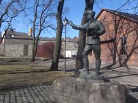 Statue av Otto Ruge, med påskriften «Da det gjaldt - 1940». Statuen er laget av Ottar Espeland, den ble reist i 1982 på Grev Wedels plass, men ble flyttet til Akershus festning i 1991. Foto: Stig Rune Pedersen (2012).