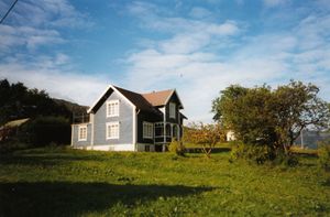 Ou1996 Saeter i Valseyfjord blaatt hus.jpg