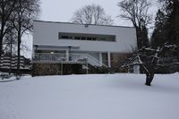Hoffsjef Løvenskiolds vei 32, Villa Ditlev-Simonsen, et hovedverk i norsk funksjonalisme, oppført 1937. Foto: USAs ambassade (2014).