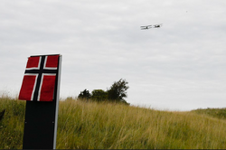 Overflyging av to Tiger Moth markerte begivenheten.