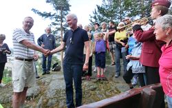 Overrekkelse fra Sagelvas Venner v/lederen Steinar Bunæs til Strømmen Vel ved lederen Hans Petter Gustavson.