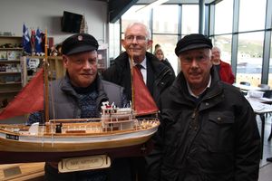 Overrekking av skøyta arthur scalloway museum 2012.jpg