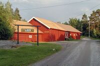 Driftsbygningen på Øvre Prinsdal gård, hvor det er et aktivt miljø for hesteinteresserte. Foto: Leif-Harald Ruud (2002)