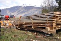 Rett frå gardssaga, og på strø.