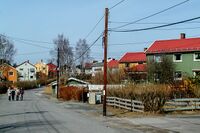 Svenskehus tilhørende OBOS-borettslaget Lerdal, Berglyveien i Prinsdal. Foto: Leif-Harald Ruud (2002).