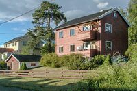 Husbankfinansierte tomannsboliger i Sveavegen, oppført av private utbyggere på kommunale festetomter. Foto: Leif-Harald Ruud (2003)