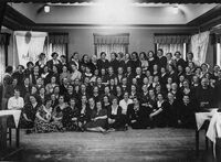 Arbeiderpartiets kvinneforening samlet i Storsalen i Folkets Hus, 1937. Foreningens mangeårige leder Gitta Jønsson i midten. Ukjent fotograf/Perspektivet Museum