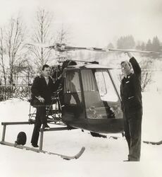 PK X1 Helikopter. Verksmester Oddvar Simonsen til høyre.