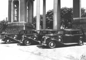 Packard 1937 ved Deichman.jpg