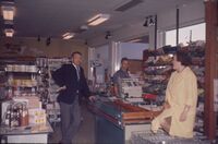 Jan-Petter & Marianne Pallesen med salgsrepresentant venter på kunder på åpningsdagen (20 april 1967).