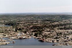 Nordvestlige del av Vesterøy, med Papperhavn. Papperøy i nedre venstre bildekant. Foto: Widerøes Flyveselskap/Østfold fylkes billedarkiv (1967).