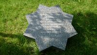 En del av Henrik Wergelands dikt Jøden på en stjerneformet stein i parken. Foto: Siri Iversen (2016).