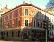 Parkveien 12 i Oslo, bygård fra 1870-tallet, ark. Steckmest. «Lorry» holder til her. Foto: Stig Rune Pedersen (2013)