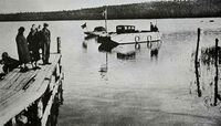 Fergen som fra 1929 gikk mellom Svanvik og over Pasvikelva til Salmijärvi i daværende Finland. Foto: Mosling (1934).