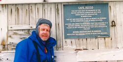 Her er Paul Chaplin foran et annet av Antarktis’ kulturminner på Cape Royds, satt opp av Shackleton i 1909.