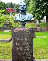 Gravminne, Tangen kirkegård i Drammen, for støperibestyrer Paul Erik Schmidt, byste utført av Bergslien. Foto: Stig Rune Pedersen