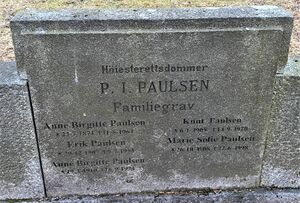 Paul Ivar Paulsen familiegravminne.jpg