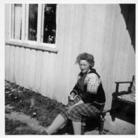 Helmine Paulsberg foran inngangen i Paulsberg ca 1964. Foto: Inger/Ronald Hansen, ca 1964