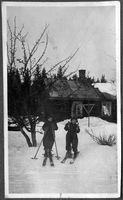 Inger Paulsberg (t.v.) og Solveig Paulsberg (t.h.) på ski foran det gamle huset i Paulsberg. Foto: Ukjent, ca 1946