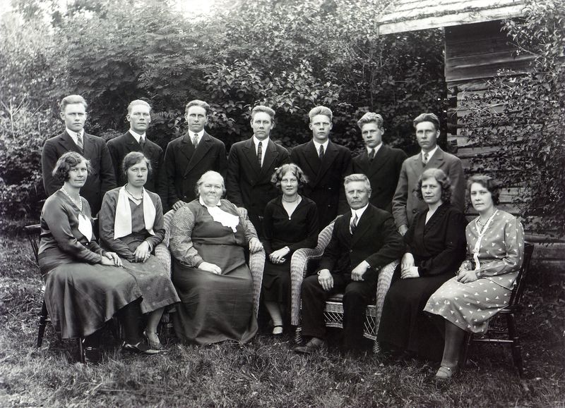 Fil:Paulsbergfamilien-forran-Stensli.jpg
