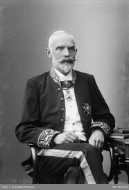 Peder Nilsen, i statsrådsuniform og ordenstegnene til kommandør av St. Olavs Orden. Foto: L. Szacinski (1897).