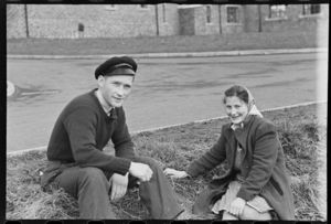 Peder Peppi Pedersen fra Skallsnes sm. med Olaug Jacobsen fra Husfjorden Sørøy-leiren utenfor Glasgow 1945.jpg