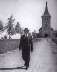 Peder Scheie i alleen ved Strømmen kirke 1935.