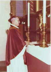 Peder Scheie ved alteret i Strømmen kirke i 1960-årene.