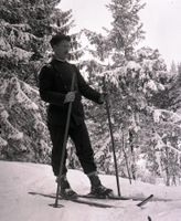 Skimaker Peder Westbye tester selvlagde ski.