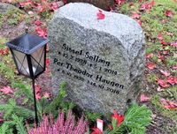 Gravminnet til skuespillerekteparet Per Theodor Haugen og Sissel Sellæg. Foto: Stig Rune Pedersen
