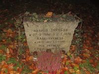 Per Thyness er gravlagt på Asker kirkegård. Foto: Stig Rune Pedersen (2013)