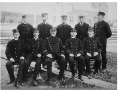 Personalet på Jessheim stasjon, 1911. Foto: Digitalt Museum
