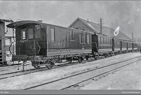 Personvogner ved leveringen fra Skabo Jernbanevognfabrik. Foto: Norsk Jernbanemuseum (1901).