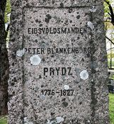 Innskrift på minnestøtte for Peter Blankenborg Prydz. Eidsvoldsmann og offiser i Nordenfjelske Infanteriregiment.