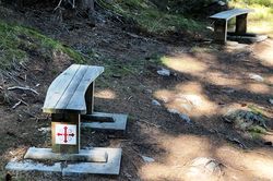 Pilegrimsbenker på Gjelleråsen.