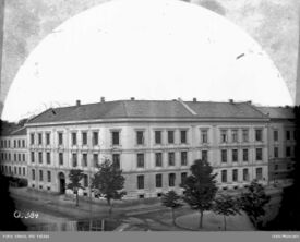 Familien bodde i mer enn 25 år i Pilestredet 28, hjørnebygningen på bildet. Gården til høyre er St. Olavs gate 21 C. Foto: Ole Tobias Olsen/Oslo Museum (1870-1884).