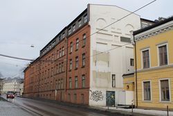 Området i dag, med skole- og kontorvirksomhet. Foto: Chris Nyborg (2013).