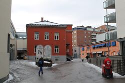 Bygningsmassen idag. med de eldste bygningene fra 1870-åra i rødt i midten og oransje til høyre. Foto: Chris Nyborg (2013).